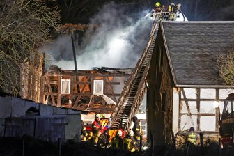 Feuer zerstört Fachwerkhaus bei Waldenburg – Fast 50 Feuerwehrleute löschen stundenlang Brand - Mit vereinten Kräften und der Hilfe einer Drehleiter löschten Einsatzkräfte der Feuerwehr das brennende Fachwerkhaus.