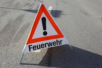 Feuer zerstört Holzcontainer - Pyrotechnik mögliche Ursache - 