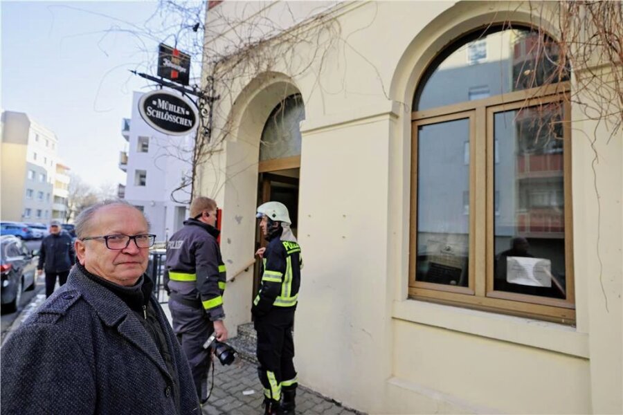 Feuer zerstört "Mühlenschlösschen" in Crimmitschau: Gastwirt-Urgestein spricht über seine Gefühlslage - Joachim Wölfer steht vor der Gaststätte "Mühlenschlösschen". Er war von 1992 bis 2020 Betreiber. 