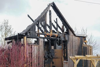 Feuer zerstört Wohn-Traum einer jungen Familie im Vogtland: „Das Haus brannte lichterloh“ - Vom Dachstuhl ist nichts mehr übrig.