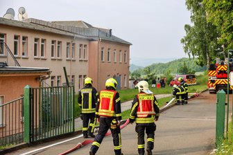 Feueralarm: Asylbewerberheim im Erzgebirge evakuiert - Polizei vermutet fahrlässige Brandstiftung - Mehrere Feuerwehren sind am Dienstag wegen eines Brandes in einem Asylbewerberwohnheim in Alberoda gefordert gewesen.