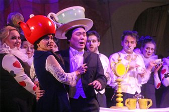 Feueralarm beim Bühnenball in Freiberg: Singende Tassen und leuchtende Gäste im Mittelsächsischen Theater - Laszive Kaffeekanne und verliebte Tasse: Lindsey Funchal und Inkyu Park schnurren sich im Wunderland an.