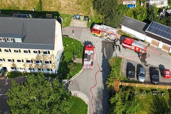 Feueralarm: Grundschule im Erzgebirge evakuiert - Welche Aufregung herrscht, wenn Kinder einer Grundschule wegen eines Feueralarms evakuiert werden müssen, kann sich jeder vorstellen. Erst am 5. September wurde das in Elterlein trainiert. Gemeindewehrleiter Reiko Hill ist zufrieden, denn am Montag funktionierte alles.