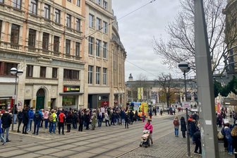 Feueralarm im Plauener Landratsamt: Das war der Grund - Aufgrund eines Feueralarms versammelten sich die Mitarbeiter der Behörde vor 11.30 Uhr auf der Bahnhofstraße.