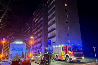 Feueralarm in Chemnitz: Fettbrand in Wohnung löst Großeinsatz aus - Die Feuerwehr Chemnitz war am Donnerstagabend in Markersdorf im Einsatz.