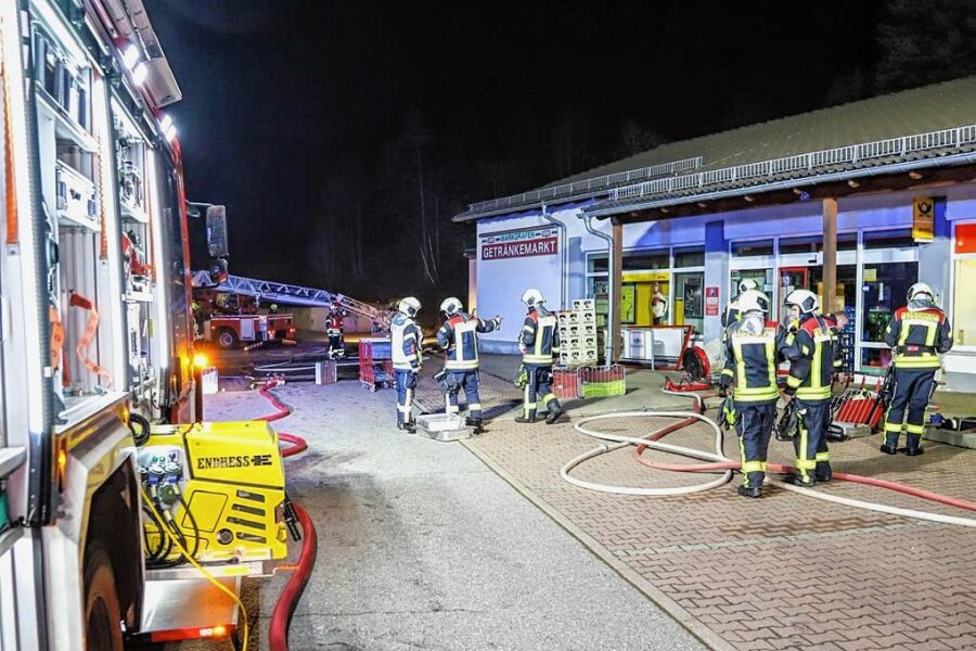 Feueralarm in Schwarzenberg: Brand in Getränkemarkt-Lager - Einsatzkräfte der Feuerwehr vor dem Getränkemarkt am Roten Mühlenweg in Schwarzenberg-Sachsenfeld. 
