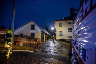 Feueralarm in Weischlitzer Hühnerstall - Alarm im Hühnerstall in Weischlitz am Kröstauer Berg. Da ist ein Feuer ausgebrochen.