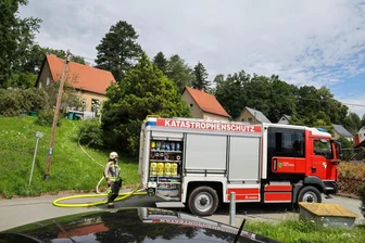 Feuerball auf der Terrasse: Feuerwehreinsatz in Hohenstein-Ernstthal - Die Feuerwehr war am Freitag auf der Goethestraße im Einsatz.