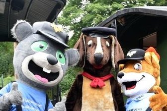 Feuerfuchs neues Maskottchen - Das neue Maskottchen der SDG, der Feuerfuchs, stellte sich am Wochenende in Oberwiesenthal vor. An seiner Seite: der Lößnitzdackel und das Rußhörnchen.