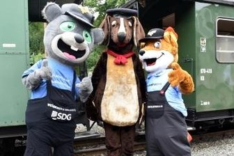 Feuerfuchs neues Maskottchen - Das neue Maskottchen der SDG, der Feuerfuchs, stellte sich in Oberwiesenthal vor. An seiner Seite: der Lößnitzdackel und das Rußhörnchen.