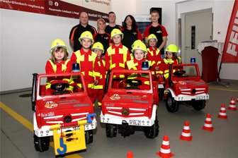Feuerfüchse sind die Lebensretter von morgen: Limbacher gründen Kinderfeuerwehr - Die Mädchen und Jungen der Kinderfeuerwehr mit ihren Betreuern Björn Herold, Mandy Möckel, Collin Garbe, Sindy Uhlig und Joshua Bauer (v.l.).