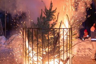 Feuerheißer Spaß: Wo im mittleren Erzgebirge ausgediente Weihnachtsbäume in Flammen aufgehen - Vielerorts werden – wie zuletzt in Hohndorf – am Wochenende Weihnachtsbäume verbrannt.