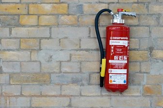 Feuerlöscher auf acht Autos entleert -