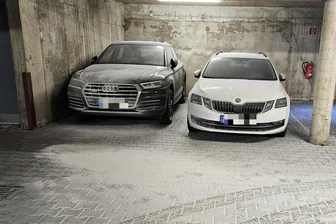 Feuerlöscher vernebelt Tiefgarage in Rochlitz: Die Spur zu den Tätern ist richtig heiß - So sehen die verstaubten Autos in der Tiefgarage in Rochlitz aus.