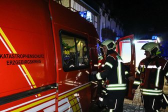 Feuermelder und Chlorgeruch halten Feuerwehr im Erzgebirge auf Trab - Aufrund von möglichem Chlorgeruch wurden in Bermsgrün auch ein Gefahrgutberater hinzugezogen.