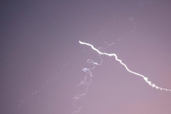 Feuerpause zwischen Israel und Iran beginnt mit Schwierigkeiten - Iranische Raketen, die auf Ziele in Israel gerichtet waren, werden von der israelischen Luftabwehr beschossen. Trotz Feuerpause griffen sich beide Seiten am Dienstag mit Raketen an.