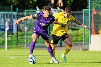 Feuerprobe für die VfB-Defensive - Aues Omar Sijaric (links) behauptet hier im Testspiel den Ball gegen Auerbachs Vojtech Cermus. Der Drittligist aus dem Erzgebirge behielt am Ende mit 4:0 die Oberhand gegen den Oberligist. 