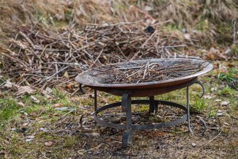 Feuerschalen-Streit im Erzgebirge: Wie das Gericht entschieden hat - Was befand sich in dieser Feuerschale? Das spielte bei einer Verhandlung vor dem Verwaltungsgericht Chemnitz eine wichtige Rolle. Bei dem Streit kam es ohne ein förmliches Urteil zu einer Entscheidung.
