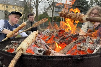Feuerstein statt Smartphone? Wie Chemnitzer Pfadfinder Teenager für die Natur begeistern - Die Pfadfinder treffen sich jede zweite Woche. Geleitet werden sie von Elias Markert (Bildmitte)