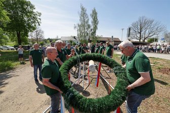 Feuertaufe für millionenteuren Festplatz in Dennheritz: Nach Maibaumsetzen folgen Straßenfest und Oldtimertreffen - Die Mitglieder vom Obst- und Gartenbauverein haben am Mittwoch erstmals den Maibaum in Dennheritz aufgestellt.