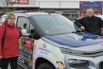 Feuertaufe für neues Vereinsfahrzeug - Petra Bernhardt und Andreas Bernhardt vom Verein Stollberger Kinderhilfe haben die Geschenke vorm Wunschbaum im Stollberger Kaufland mit dem neuen Fahrzeug abgeholt und verteilt.
