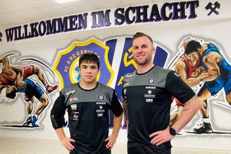 Feuertaufe im erzgebirgischen Spitzenderby: Junger Ringer aus Moldawien geht in Thalheim erstmals für Aue auf die Matte - Aues Chefcoach Björn Schöniger (r.) ist auf den Einstand des moldawischen „Fliegengewichts“ Anatolie Tincu gespannt.