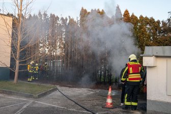 Feuertonne soll Heckenbrand in Döbeln ausgelöst haben - Die Feuerwehr löschte einen Brand in Masten, Döbeln.
