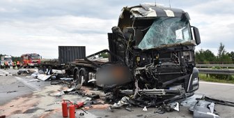 Feuerunfall mit drei Lastwagen - 