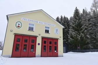 Feuerwehr-Ärger im Vogtland: Kameraden müssen weiter mit Oldtimer zum Einsatz - Hinter einem Tor das Katastrophenschutzfahrzeug, hinterm anderen ein Oldtimer. An der Technik-Situation in der Wache Rautenkranz wird sich so schnell nichts ändern.