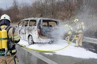 Feuerwehr auf A 14 im Einsatz: Kleinbus steht in Flammen - Mit Wasser und Schaum löschten Feuerwehrleute ein brennendes Fahrzeug auf der A 14 nahe Nossen.