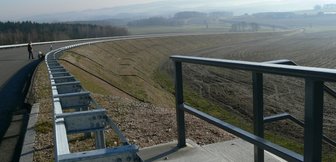 Feuerwehr auf neue Situation eingestellt - 
              <p class="artikelinhalt">Sollte ein Fahrzeug die Leitplanke durchbrechen und den Damm runterrutschen, haben Rettungsfahrzeuge an einigen Stellen Probleme, die Unfallstelle zu erreichen. </p>
            