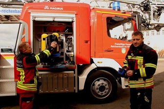 Feuerwehr-Ausbildung im Vogtland stockt zum zweiten Mal - Auch wenn die Ausbildung ausfällt, gehört es zu den Aufgaben von Reichenbachs Atemschutzgerätewart Dominik Hoffmann (links), monatlich die Technik zu überprüfen. Rechts: Stadtwehrleiter Thomas Weck.