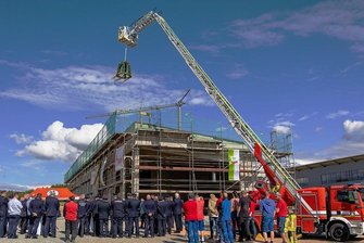 Feuerwehr-Ausbildungszentrum in Treuen: Rohbau in Eich die Richtkrone aufgesetzt - Der Rohbau steht: Für das Kompetenzzentrum für den Brand- und Katastrophenschutz des Vogtlandkreises in Eich ist am Dienstag Richtfest gefeiert worden.