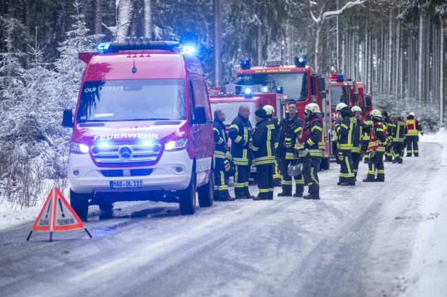 Feuerwehr befreit Autoinsassen bei Rübenau aus Seitengraben - Die Feuerwehr zog den Skoda aus dem Seitengraben. 