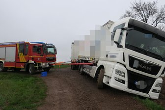 Feuerwehr befreit Lkw nach missglücktem Wendemanöver - 
