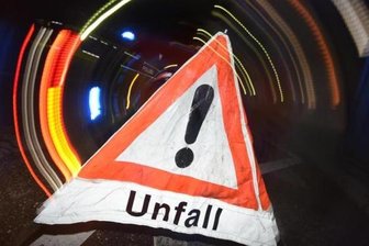 Feuerwehr befreit schwangere Frau aus Auto -