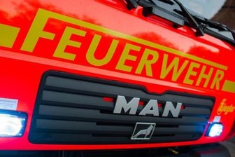 Feuerwehr befreit schwer verletzten Fahrer aus brennendem Auto - 