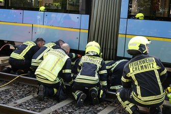 Feuerwehr befreit unter Straßenbahn eingeklemmte Radfahrerin - 