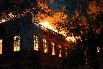 Feuerwehr bekämpft bei Gluthitze zahlreiche Brände - In Chemnitz brannte am Sonntagmorgen eine Industriebrache in voller Ausdehnung.