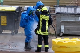 Feuerwehr birgt kaputten Säure-Behälter - 