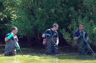 Feuerwehr birgt Toten aus Knappteich - Einsatzkräfte suchen den Knappteich ab. Am Freitag fanden sie eine Leiche. 