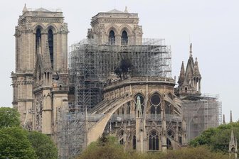 Feuerwehr: Brand von Notre-Dame vollständig gelöscht - Die Feuerwehr hat den verheerenden Brand nach mehrstündigen Löscharbeiten unter Kontrolle gebracht.