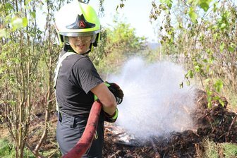 Feuerwehr bringt Waldbrand bei Eibenstock unter Kontrolle - mit 15.000 Litern Wasser - In Eibenstock musste die Feuerwehr am Donnerstag einen Waldbrand löschen.
