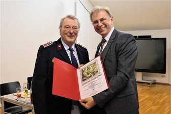 Feuerwehr Crimmitschau: Die neuen Ehrenmitglieder kommen aus Gösau und Frankenhausen - Manfred Götz (l.) wurde während der Jahreshauptversammlung von OB André Raphael als Ehrenmitglied begrüßt.