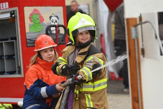 Feuerwehr Crossen: Technikschau und Typisierungsaktion - Die vierjährige Laura (rechts) versucht sich mit Hilfe ihrer Schwester Mia im Löschangriff.
