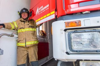 Feuerwehr-Depot: Suche nach neuem Platz löst Debatte aus - In der Garage ist es so eng, dass die Feuerwehrleute draußen ins Auto einsteigen müssen. Nicht das einzige Problem am aktuellen Standort. Rainer Lemke ist der Ortswehrleiter.