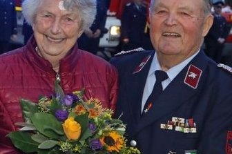 Feuerwehr ehrt ein 90 Jahre altes Mitglied - Waltraud Schaarschmidt freut sich mit ihrem Mann Herrmann über dessen Auszeichnung für 75-Jahre Feuerwehrmitgliedschaft.
