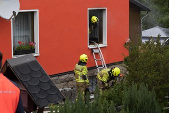 Feuerwehr eilt zu Brand in Rodewisch: Was bisher zu dem Einsatz bekannt ist - Nach einem Küchenbrand in Rodewisch wurden zwei Personen ins Krankenhaus gebracht.