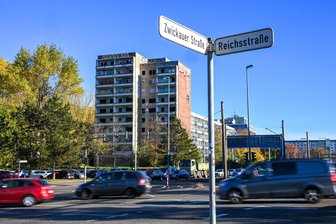 Feuerwehr-Einsatz am Hochhaus an der Zwickauer Straße - Das Hochhaus an der Zwickauer Straße steht seit vielen Jahren leer.