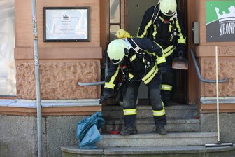 Feuerwehr-Einsatz bei Partei-Treff in Aue – Polizei ermittelt - Eine bislang unbekannte Substanz, die am Wettiner Platz in Aue verschüttet wurde, hat einen Einsatz von Feuerwehr und Polizei ausgelöst.